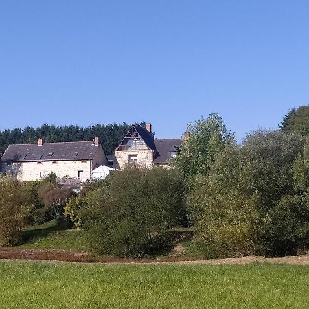 Gîte La Pironnière - Piscine, Nature, au bord de la Rivière Montreuil-sur-Maine Extérieur photo