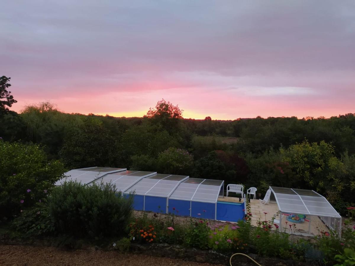 Gîte La Pironnière - Piscine, Nature, au bord de la Rivière Montreuil-sur-Maine Extérieur photo