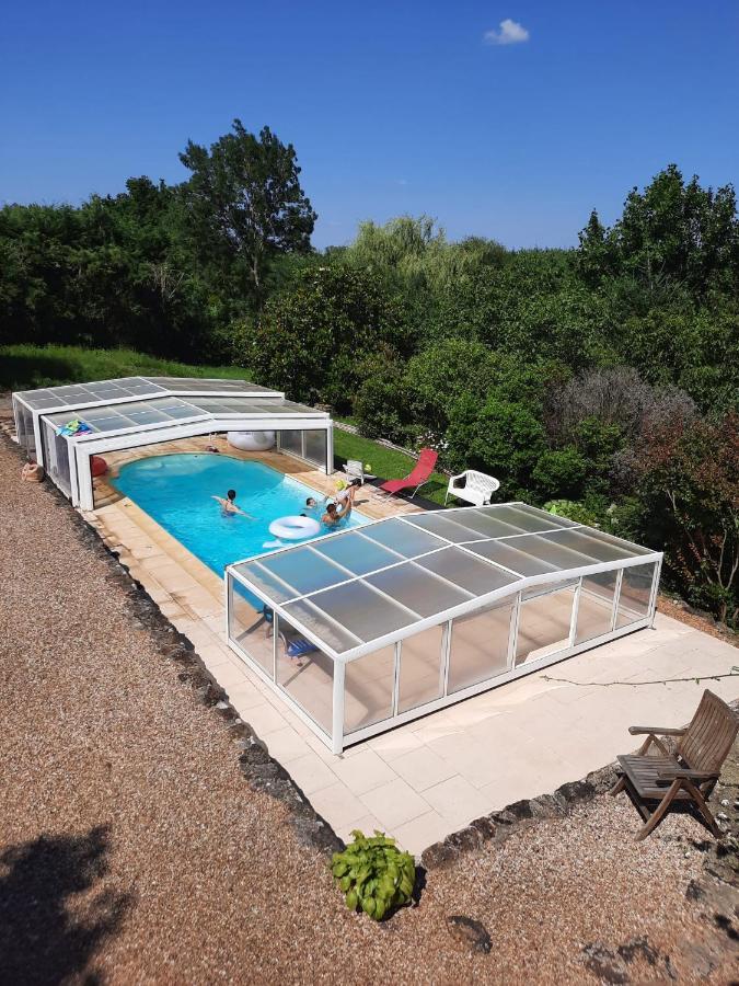 Gîte La Pironnière - Piscine, Nature, au bord de la Rivière Montreuil-sur-Maine Extérieur photo