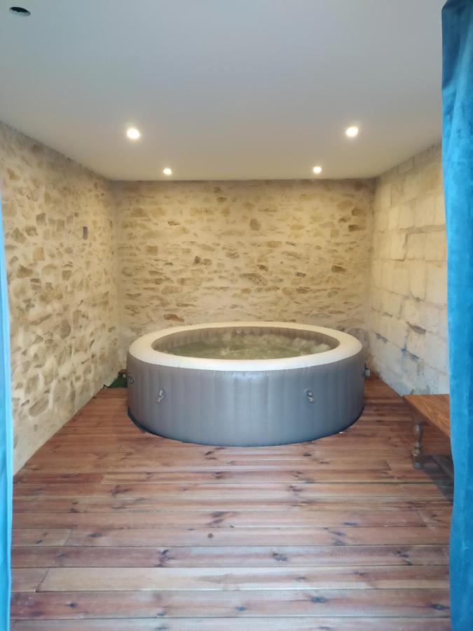 Gîte La Pironnière - Piscine, Nature, au bord de la Rivière Montreuil-sur-Maine Extérieur photo